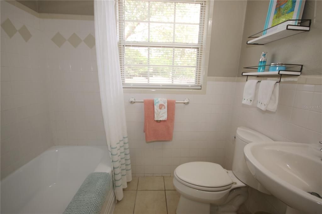 For Rent: $2,000 (3 beds, 2 baths, 1139 Square Feet)