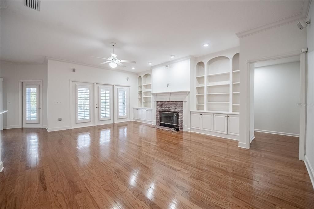 Activo con contrato: $525,000 (3 camas, 2 baños, 2509 Pies cuadrados)