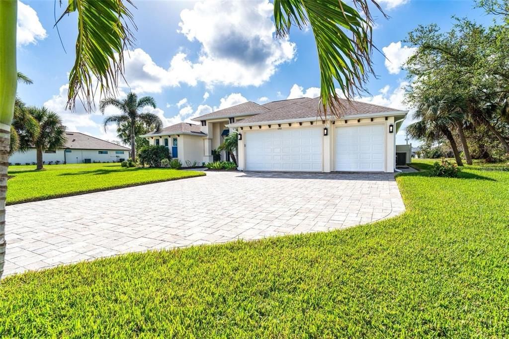 For Sale: $799,900 (3 beds, 3 baths, 2373 Square Feet)