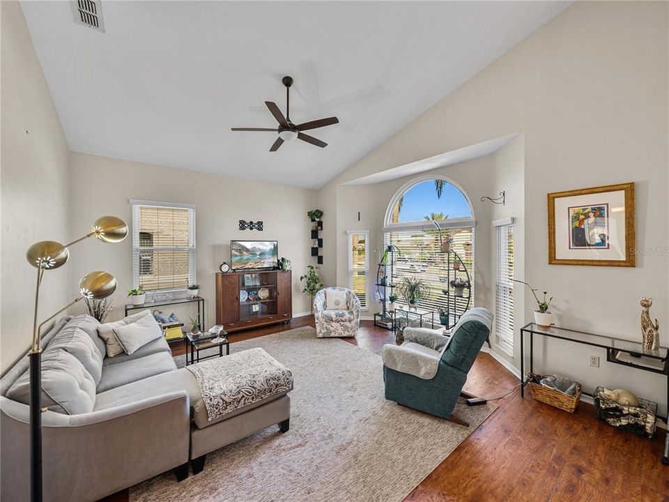 For Sale: $279,999 (2 beds, 2 baths, 1397 Square Feet)