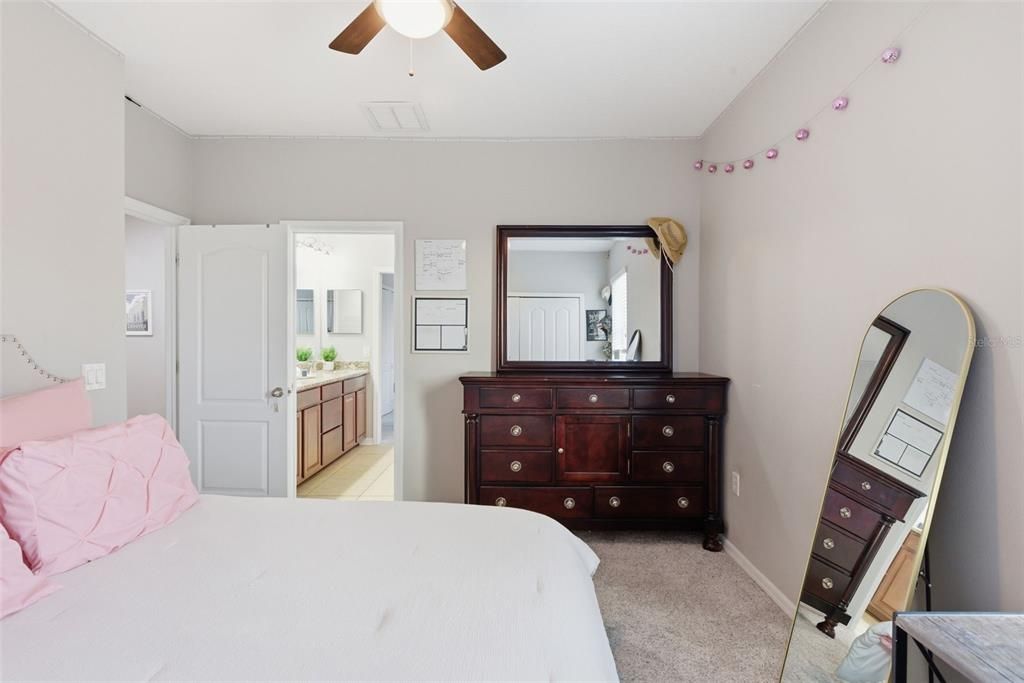 На продажу: $825,000 (6 спален, 4 ванн, 4346 Квадратных фут)