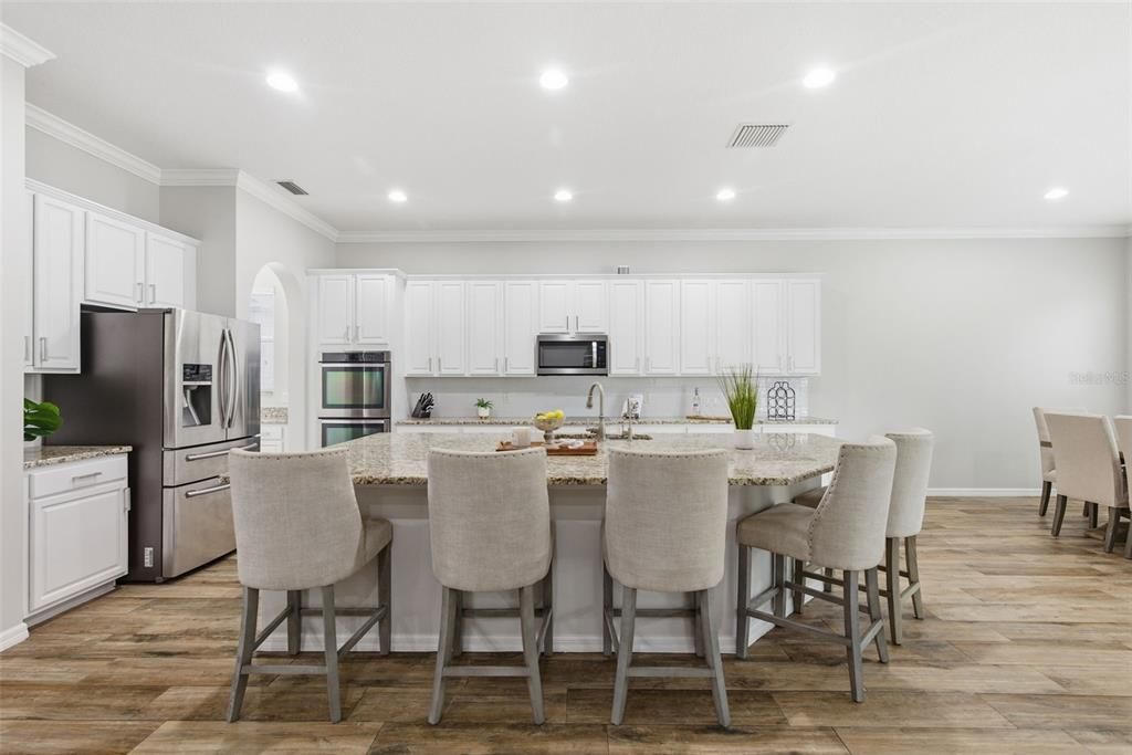 На продажу: $825,000 (6 спален, 4 ванн, 4346 Квадратных фут)