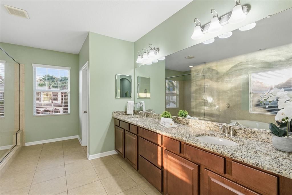 На продажу: $825,000 (6 спален, 4 ванн, 4346 Квадратных фут)