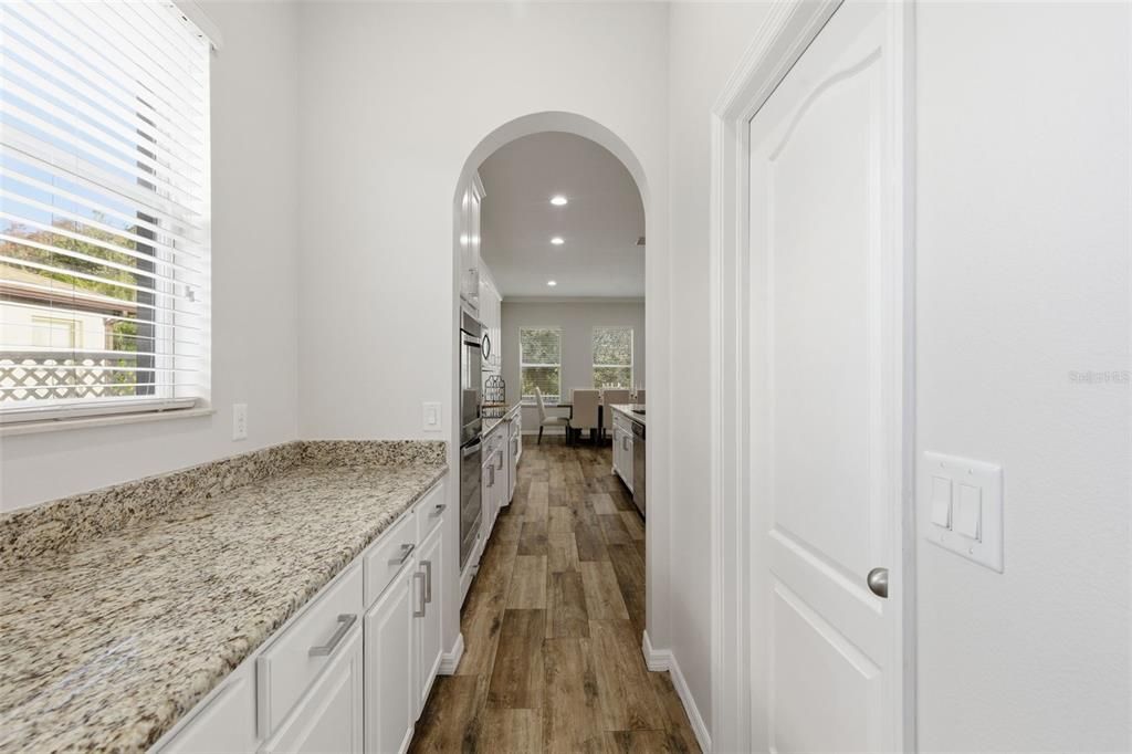 На продажу: $825,000 (6 спален, 4 ванн, 4346 Квадратных фут)