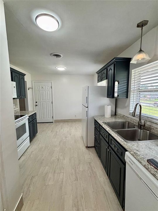 For Sale: $229,900 (3 beds, 2 baths, 1200 Square Feet)