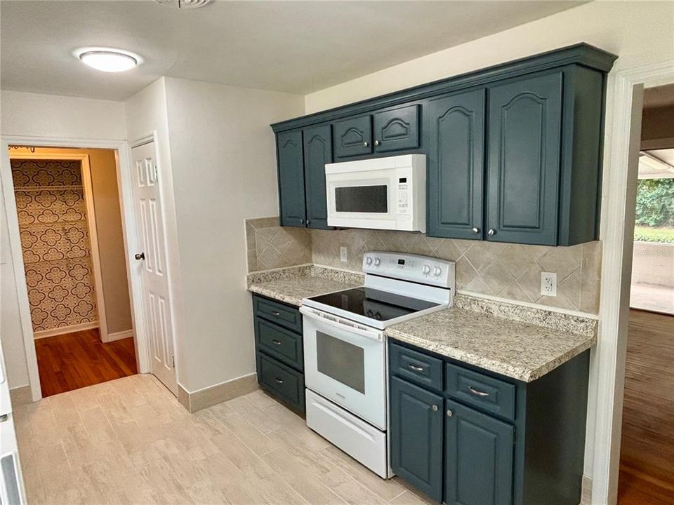 For Sale: $229,900 (3 beds, 2 baths, 1200 Square Feet)