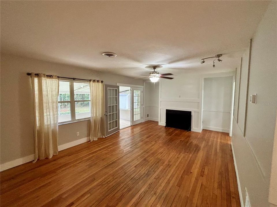 For Sale: $229,900 (3 beds, 2 baths, 1200 Square Feet)