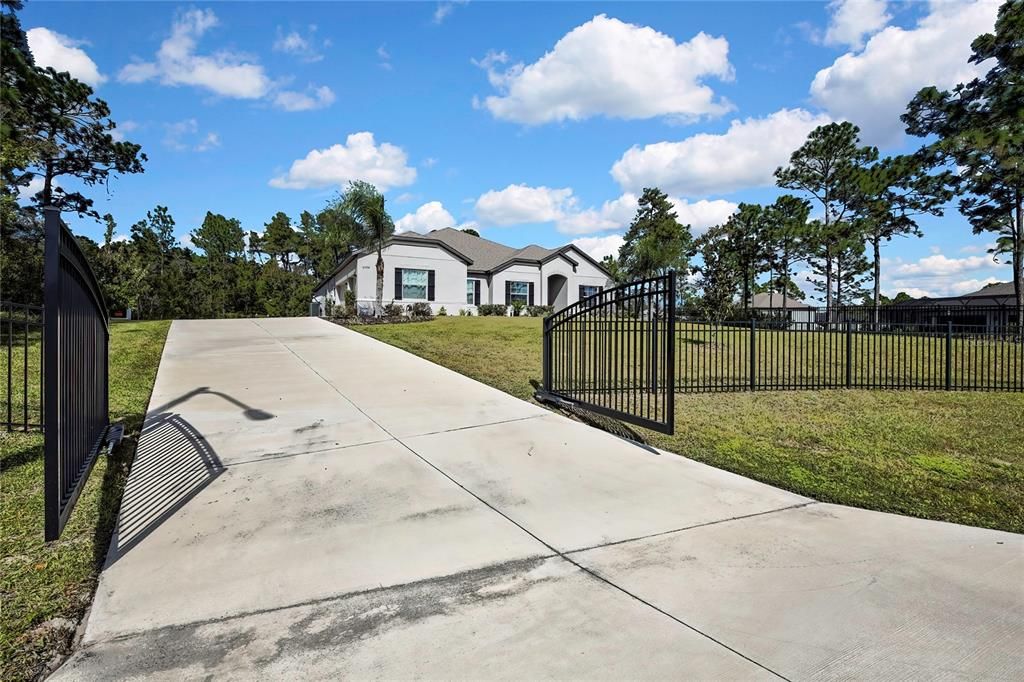 Activo con contrato: $699,900 (4 camas, 3 baños, 3241 Pies cuadrados)