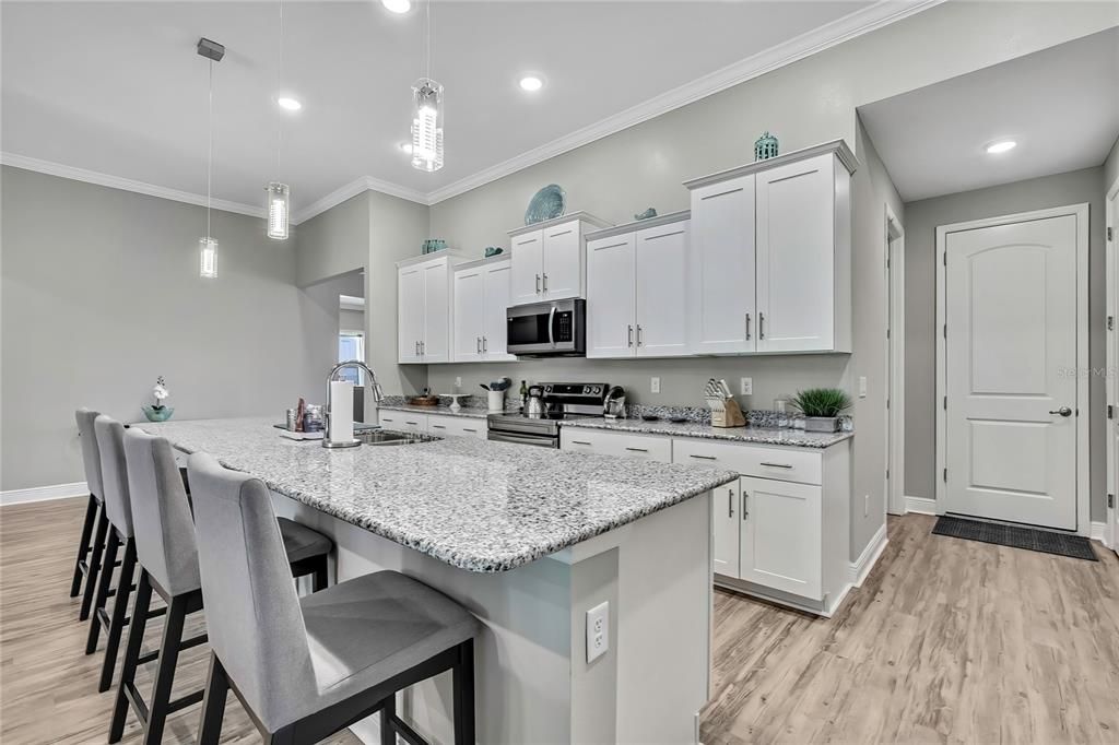 Activo con contrato: $699,900 (4 camas, 3 baños, 3241 Pies cuadrados)