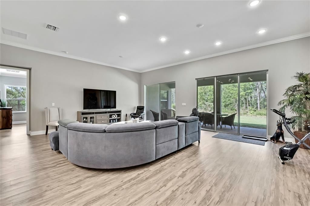 Activo con contrato: $699,900 (4 camas, 3 baños, 3241 Pies cuadrados)