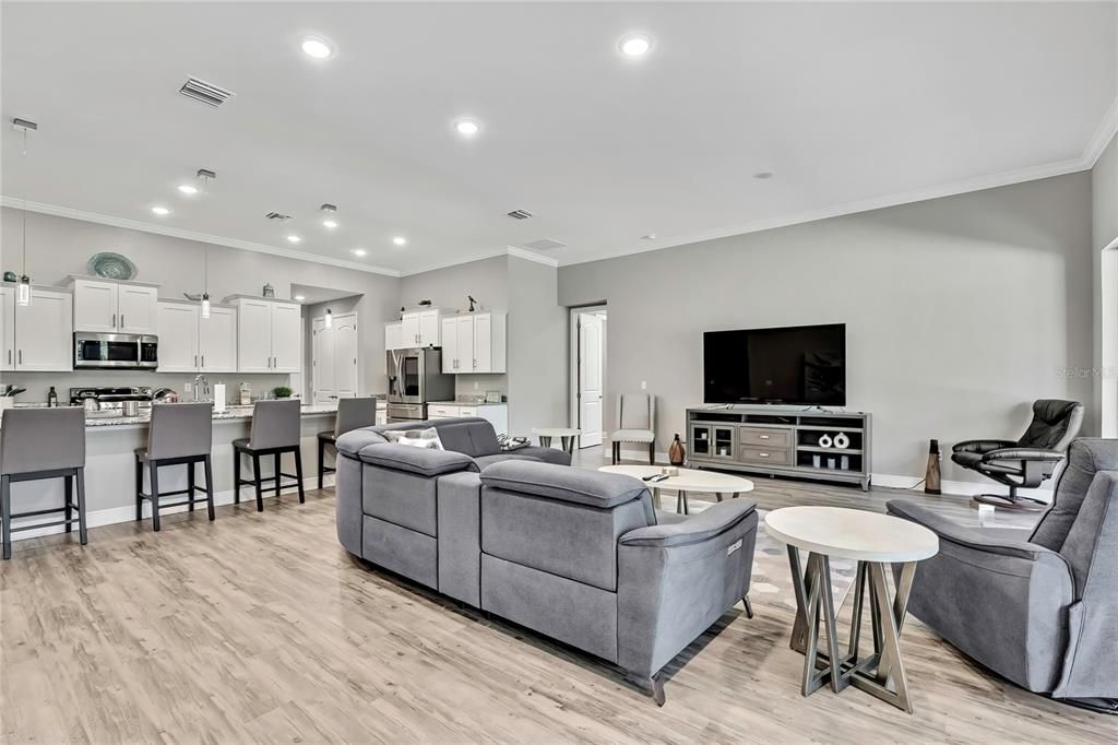 Activo con contrato: $699,900 (4 camas, 3 baños, 3241 Pies cuadrados)