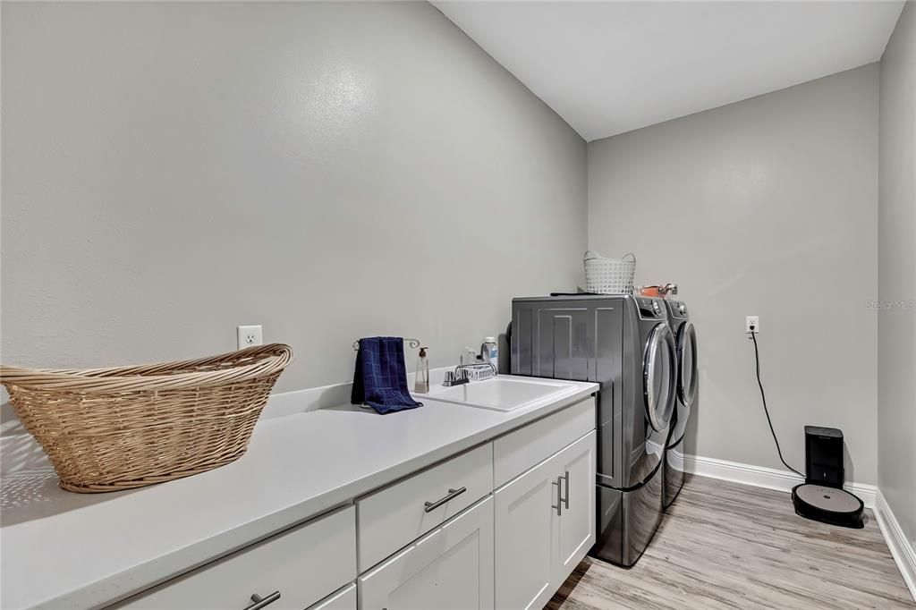 Activo con contrato: $699,900 (4 camas, 3 baños, 3241 Pies cuadrados)