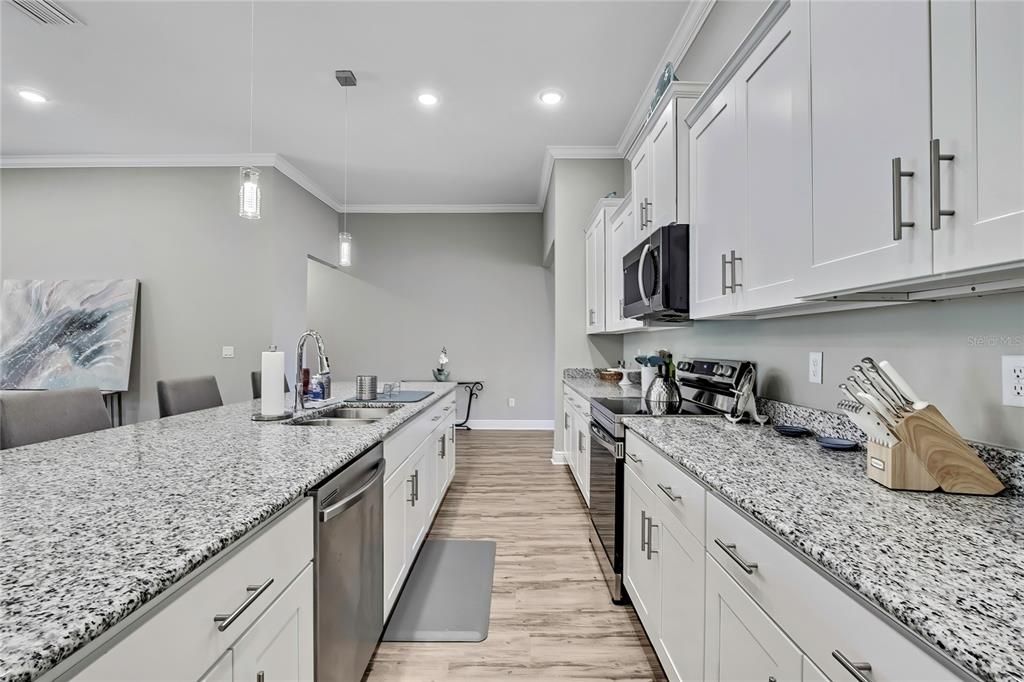 Activo con contrato: $699,900 (4 camas, 3 baños, 3241 Pies cuadrados)