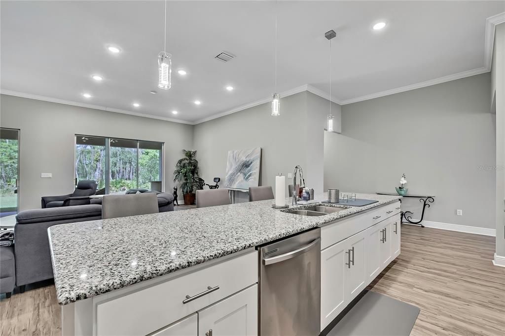 Activo con contrato: $699,900 (4 camas, 3 baños, 3241 Pies cuadrados)