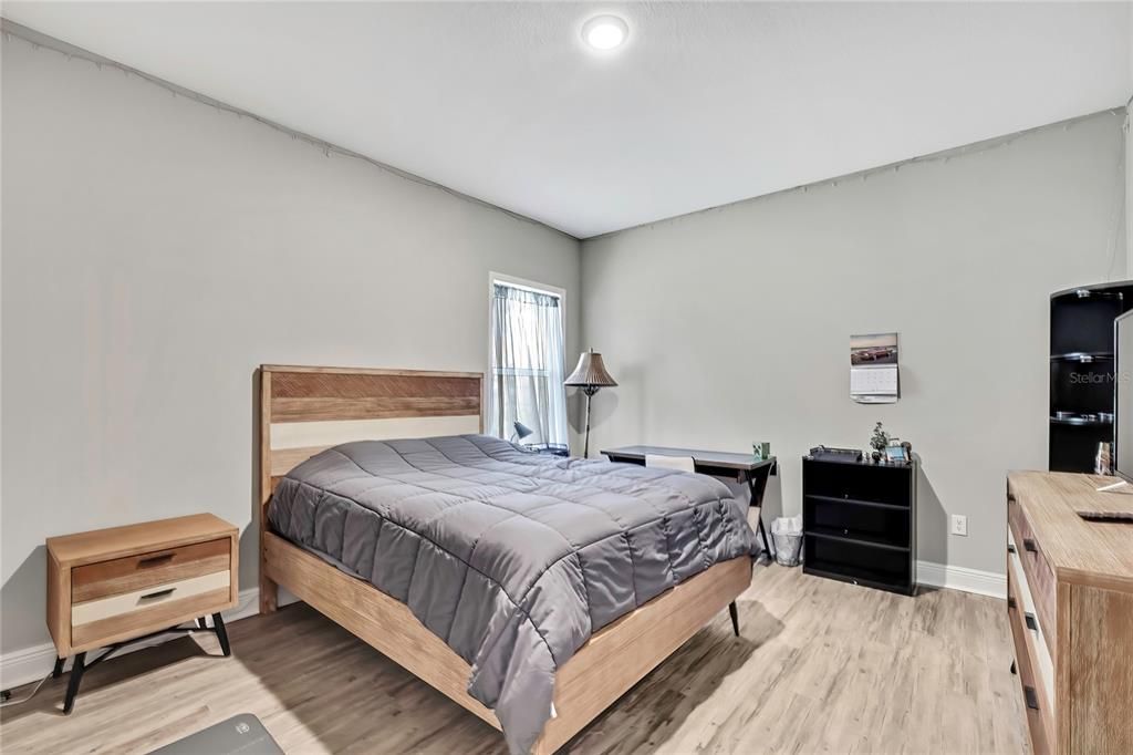 Activo con contrato: $699,900 (4 camas, 3 baños, 3241 Pies cuadrados)