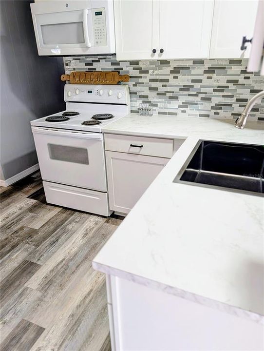 For Sale: $219,000 (2 beds, 1 baths, 800 Square Feet)