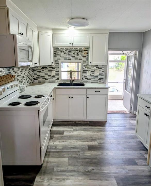 For Sale: $219,000 (2 beds, 1 baths, 800 Square Feet)