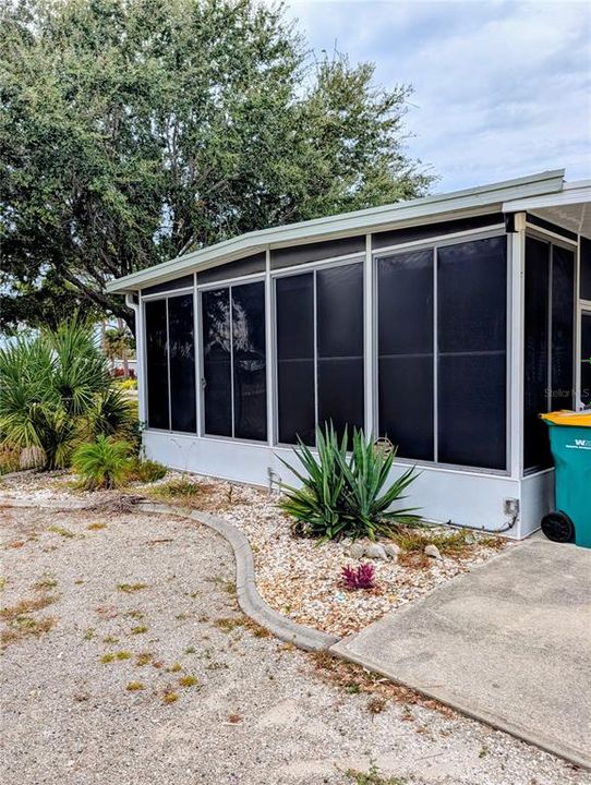 For Sale: $219,000 (2 beds, 1 baths, 800 Square Feet)