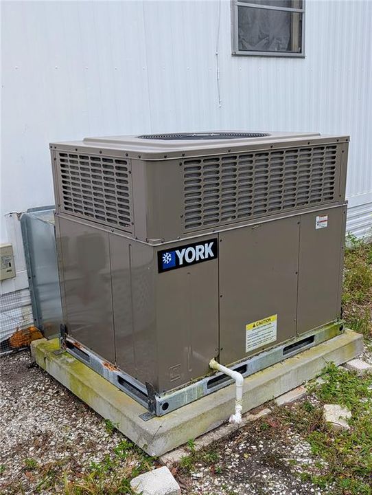 For Sale: $219,000 (2 beds, 1 baths, 800 Square Feet)