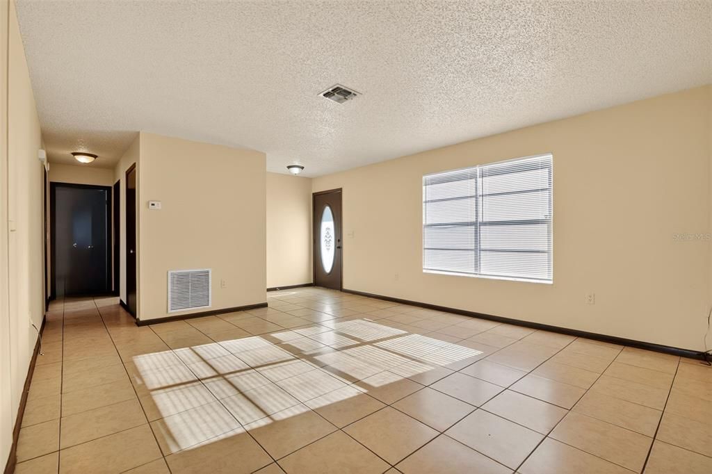 En Venta: $218,000 (3 camas, 2 baños, 1296 Pies cuadrados)