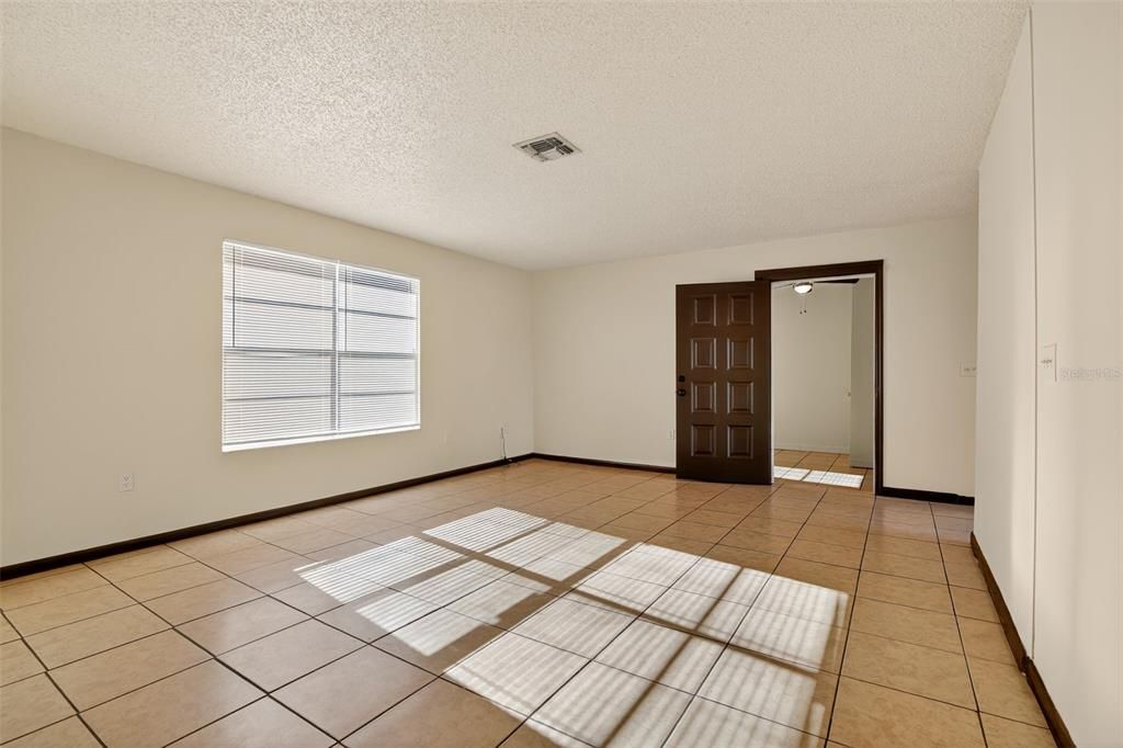 En Venta: $218,000 (3 camas, 2 baños, 1296 Pies cuadrados)