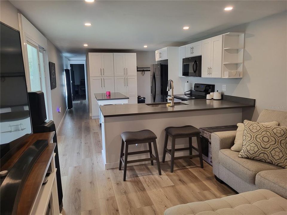 待售: $195,000 (2 贝兹, 2 浴室, 804 平方英尺)