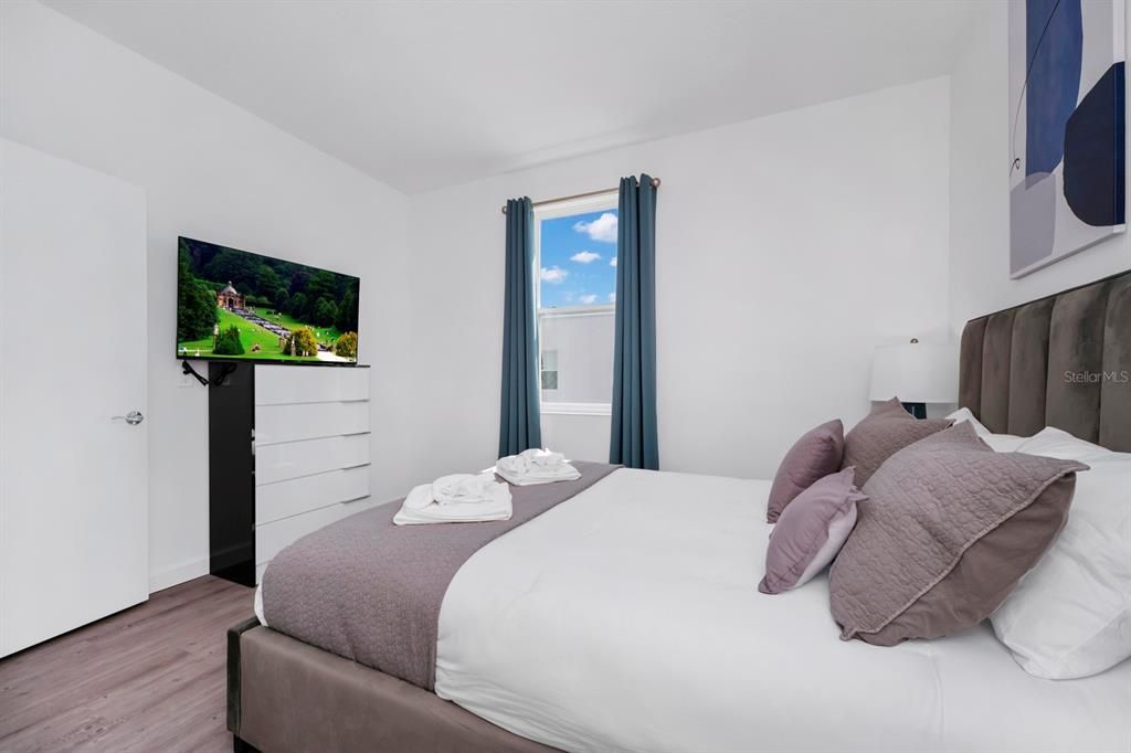 For Sale: $415,000 (5 beds, 4 baths, 2143 Square Feet)