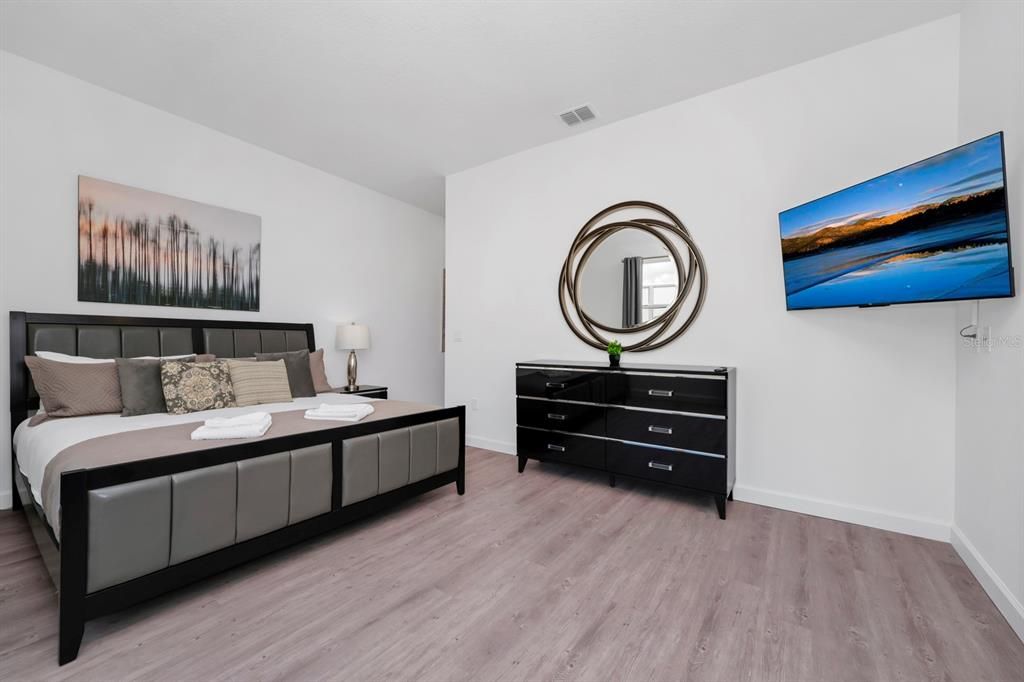 For Sale: $415,000 (5 beds, 4 baths, 2143 Square Feet)