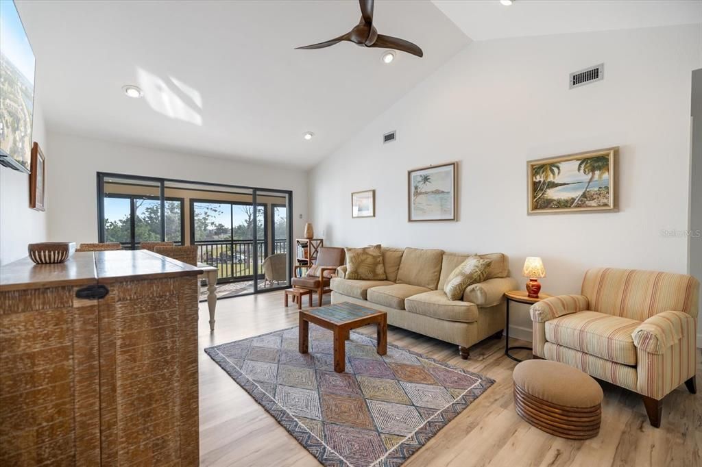 For Sale: $204,000 (1 beds, 1 baths, 763 Square Feet)