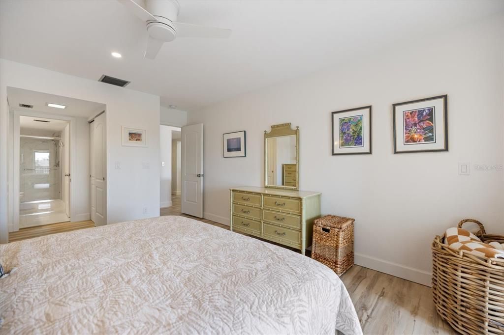 For Sale: $204,000 (1 beds, 1 baths, 763 Square Feet)