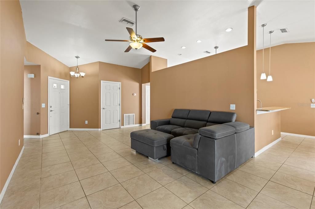 Activo con contrato: $349,999 (3 camas, 2 baños, 1486 Pies cuadrados)