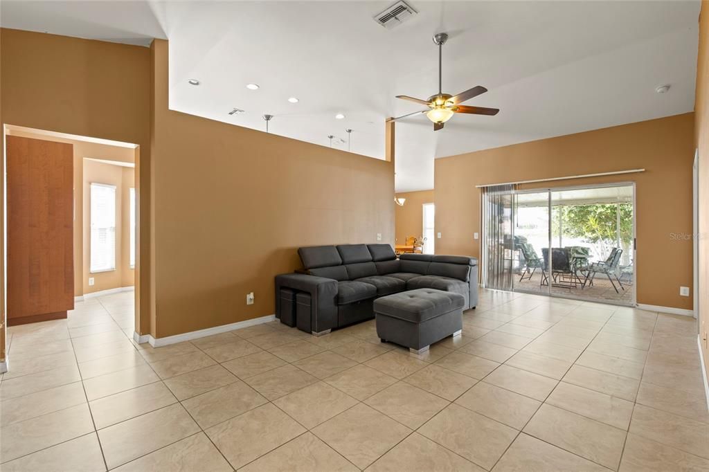 Activo con contrato: $349,999 (3 camas, 2 baños, 1486 Pies cuadrados)