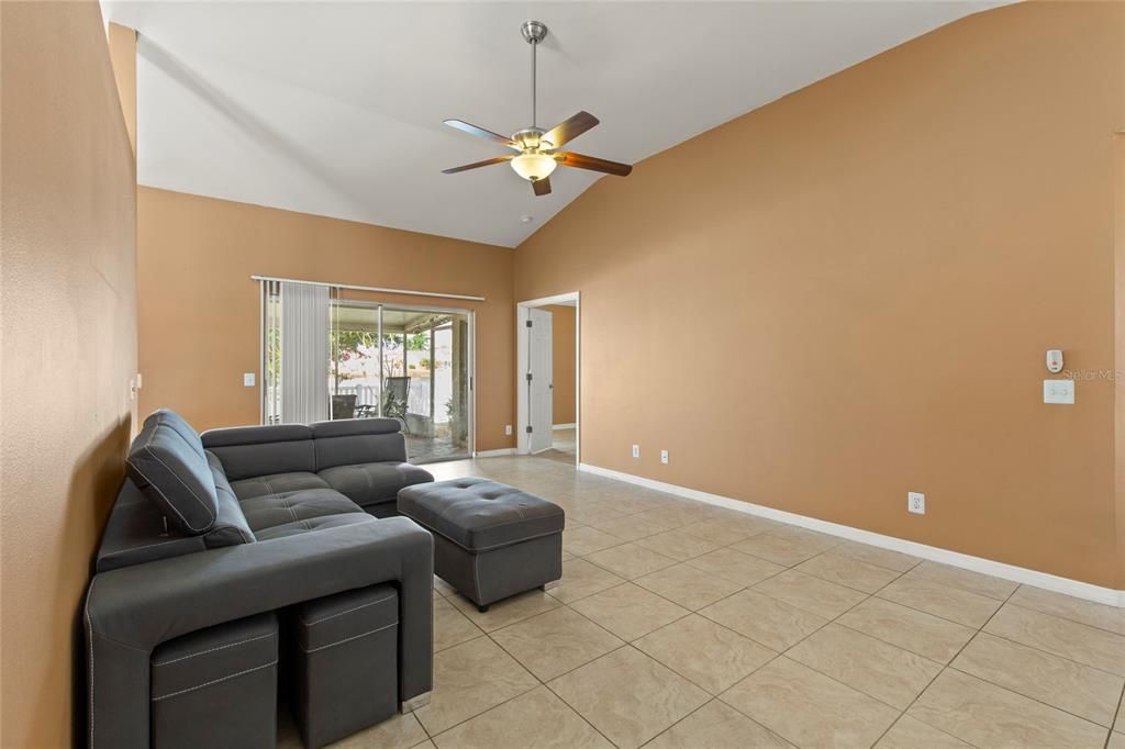 Activo con contrato: $349,999 (3 camas, 2 baños, 1486 Pies cuadrados)