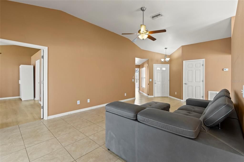 Activo con contrato: $349,999 (3 camas, 2 baños, 1486 Pies cuadrados)