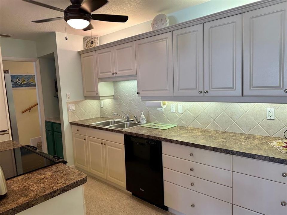 出租: $6,000 (2 贝兹, 2 浴室, 1182 平方英尺)