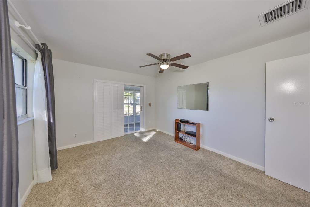 待售: $130,000 (2 贝兹, 2 浴室, 984 平方英尺)