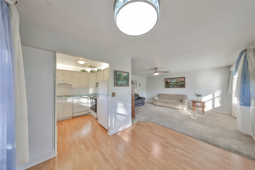 待售: $130,000 (2 贝兹, 2 浴室, 984 平方英尺)