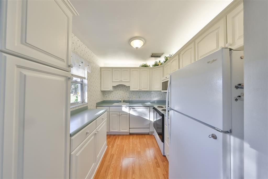 待售: $130,000 (2 贝兹, 2 浴室, 984 平方英尺)