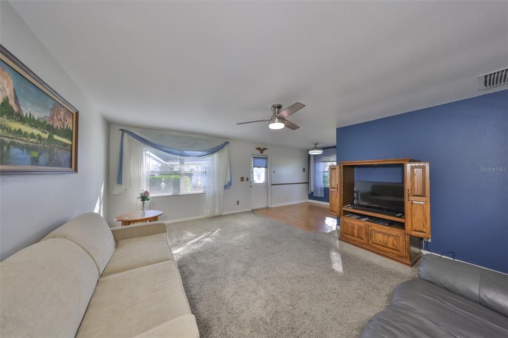 待售: $130,000 (2 贝兹, 2 浴室, 984 平方英尺)