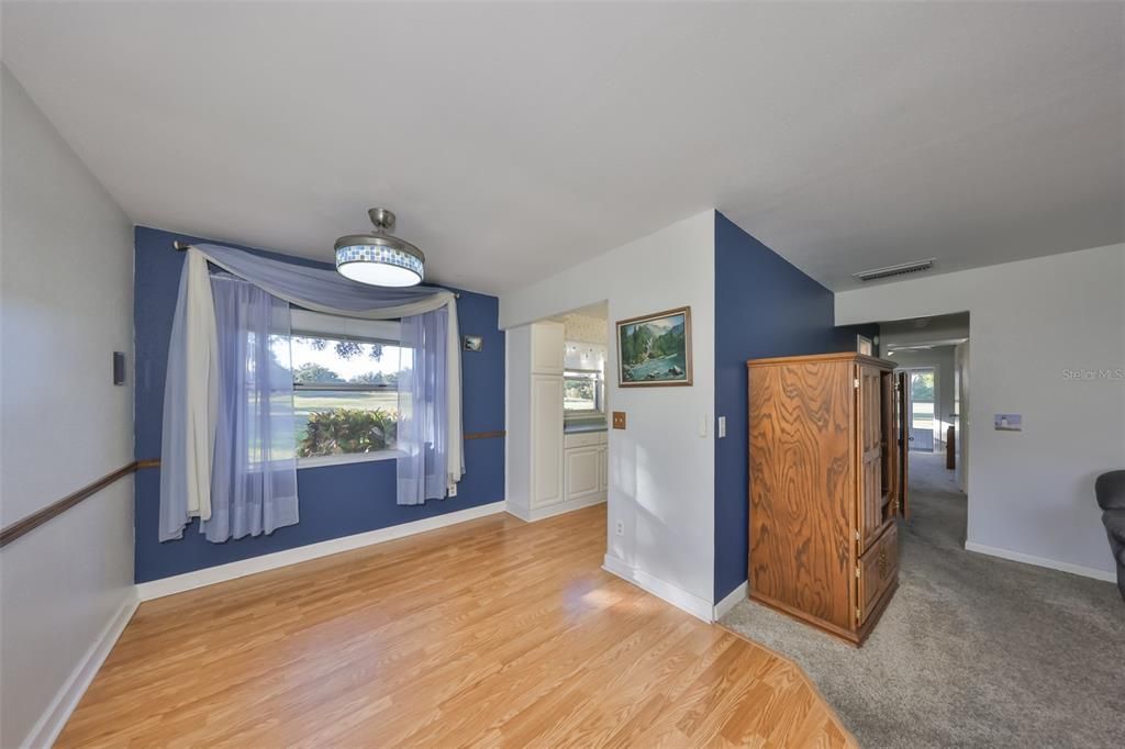 待售: $130,000 (2 贝兹, 2 浴室, 984 平方英尺)