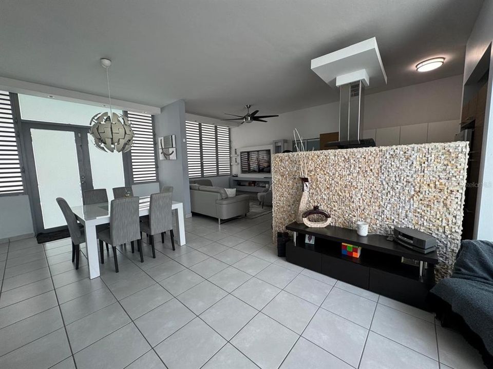 合同活跃: $360,000 (3 贝兹, 2 浴室, 1179 平方英尺)