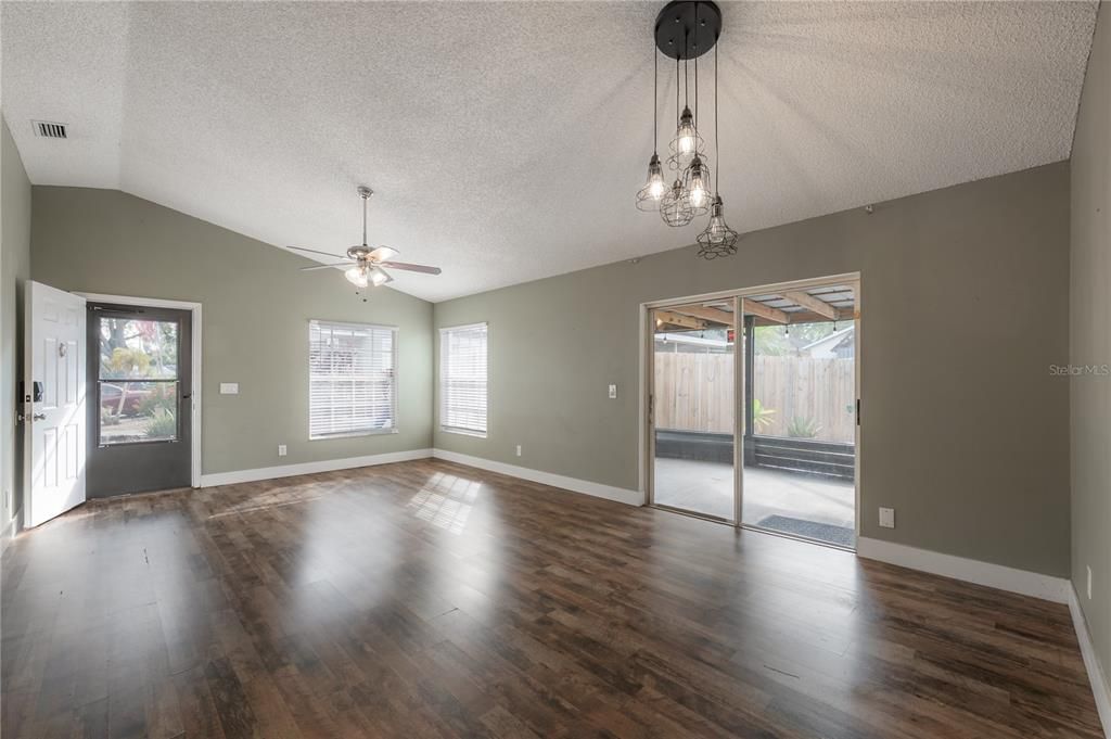 На продажу: $375,000 (3 спален, 2 ванн, 1124 Квадратных фут)