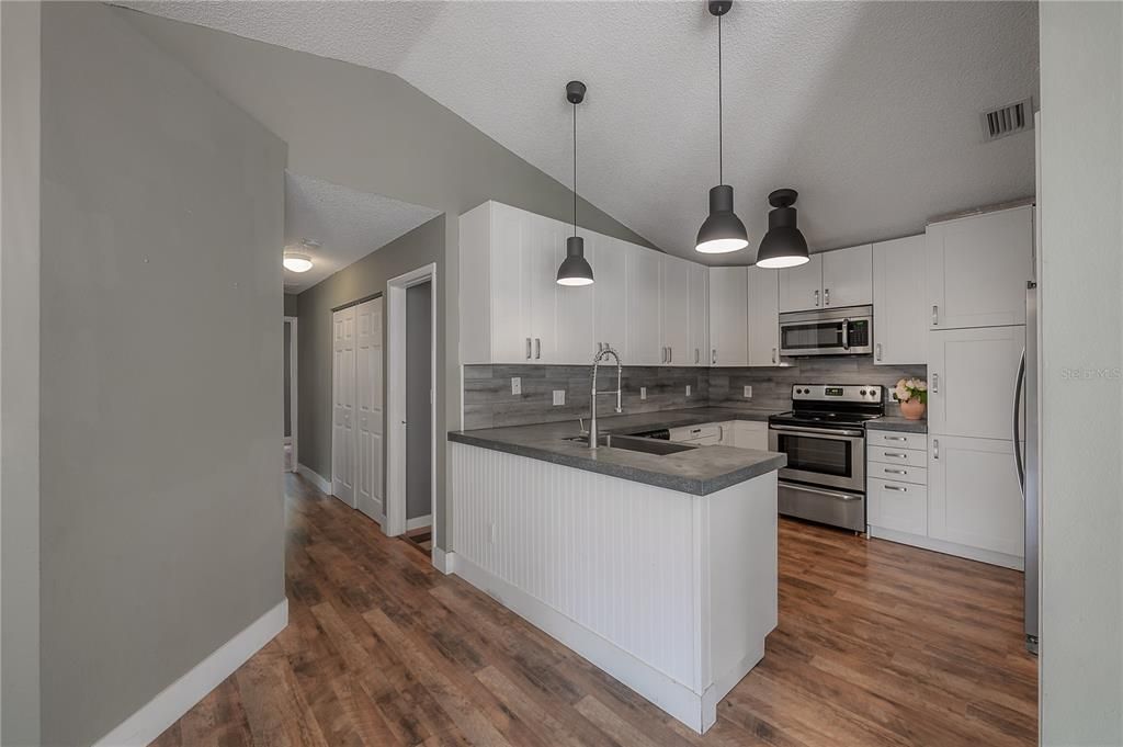 На продажу: $375,000 (3 спален, 2 ванн, 1124 Квадратных фут)