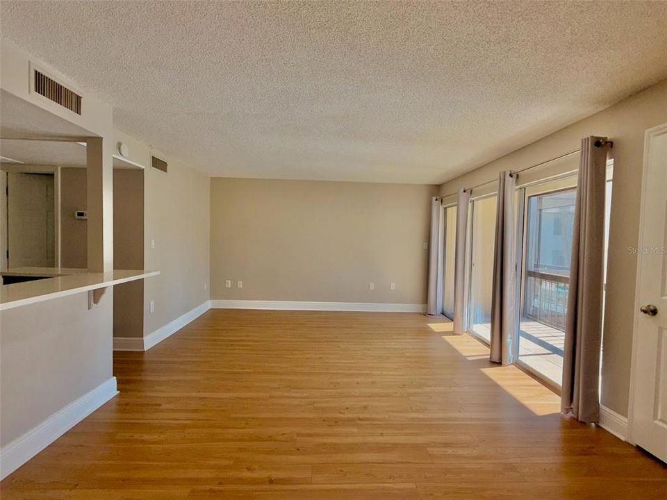 For Rent: $1,350 (1 beds, 1 baths, 633 Square Feet)