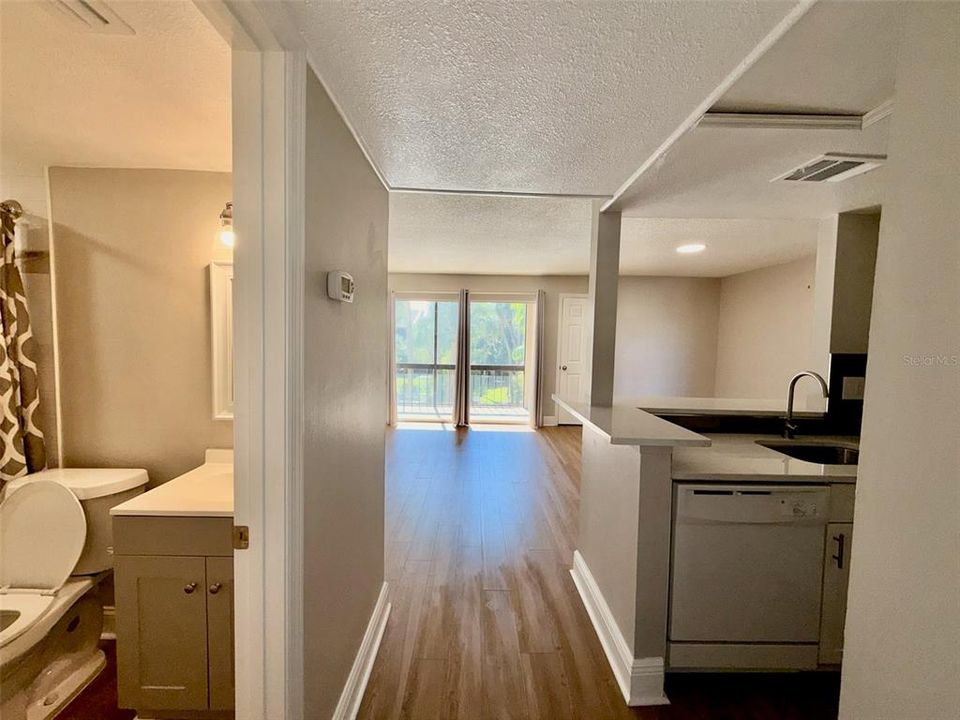 For Rent: $1,350 (1 beds, 1 baths, 633 Square Feet)