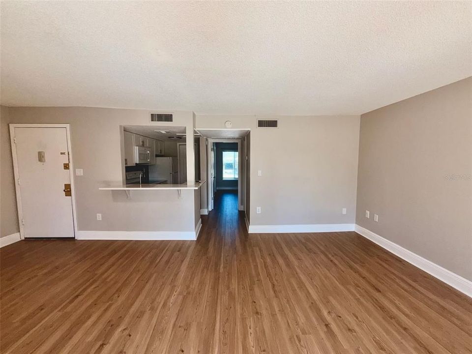 For Rent: $1,350 (1 beds, 1 baths, 633 Square Feet)