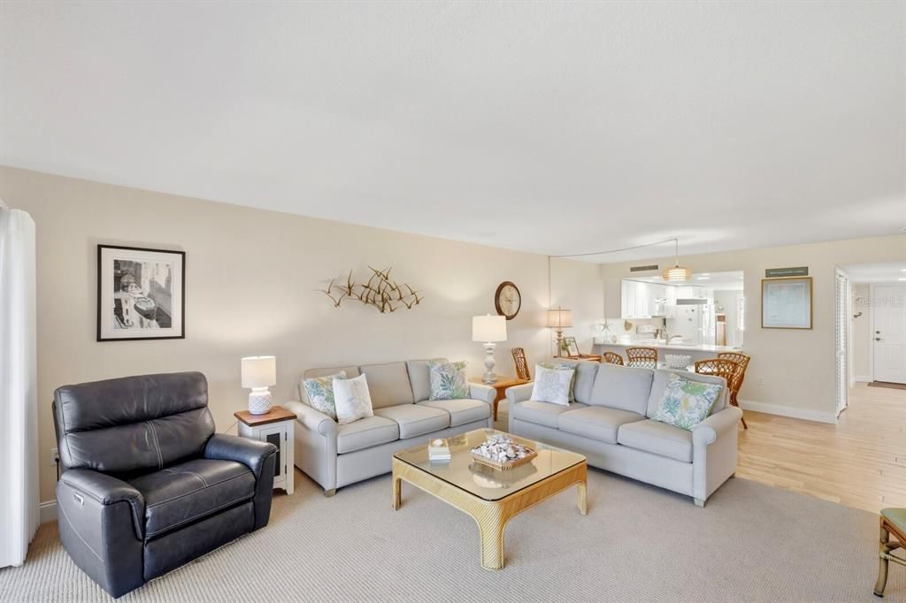 For Sale: $1,285,000 (2 beds, 2 baths, 1326 Square Feet)