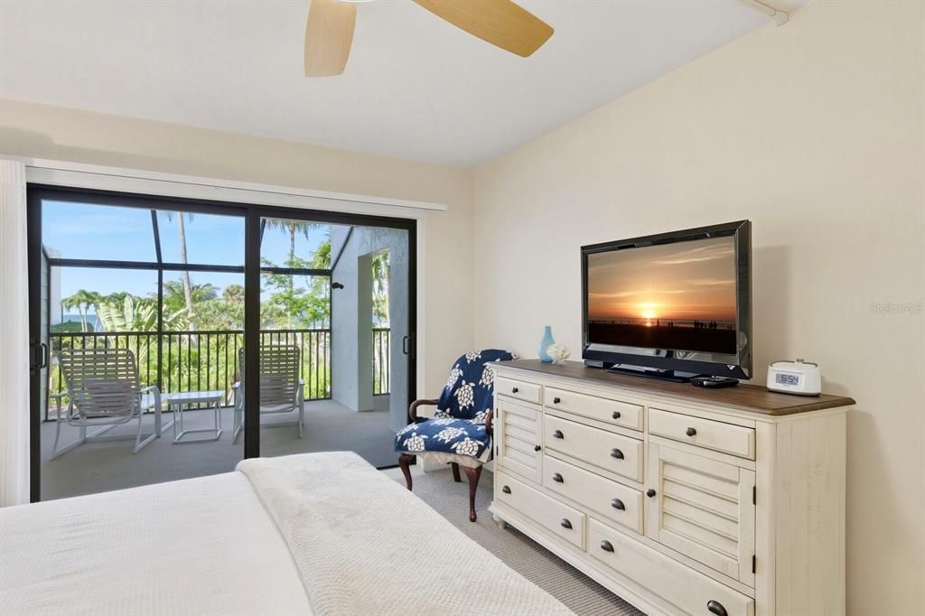 For Sale: $1,285,000 (2 beds, 2 baths, 1326 Square Feet)