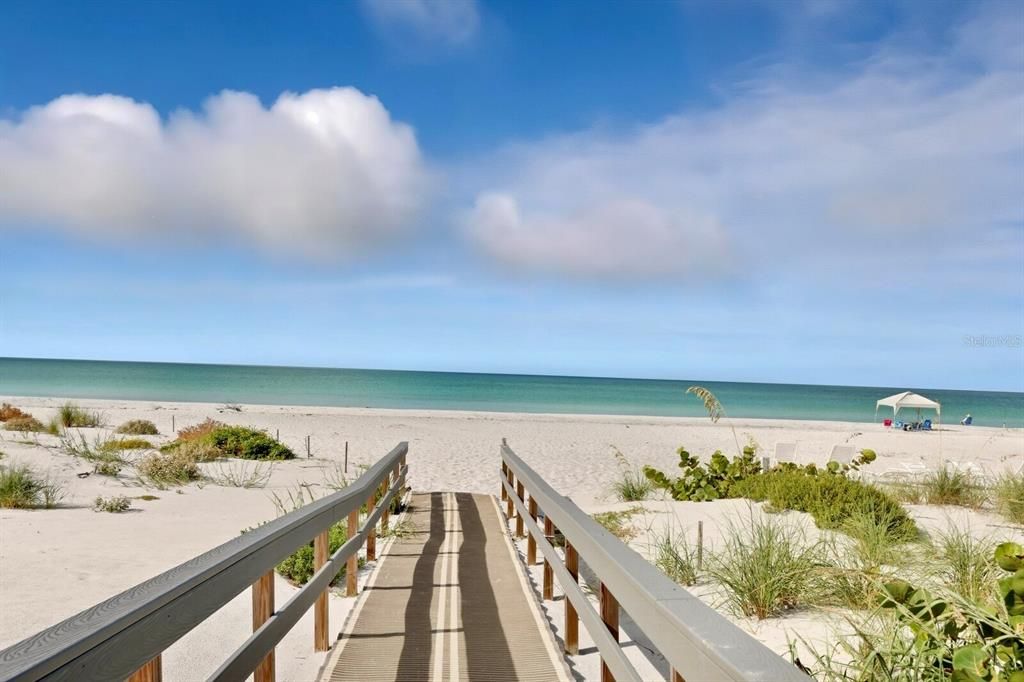 For Sale: $1,285,000 (2 beds, 2 baths, 1326 Square Feet)