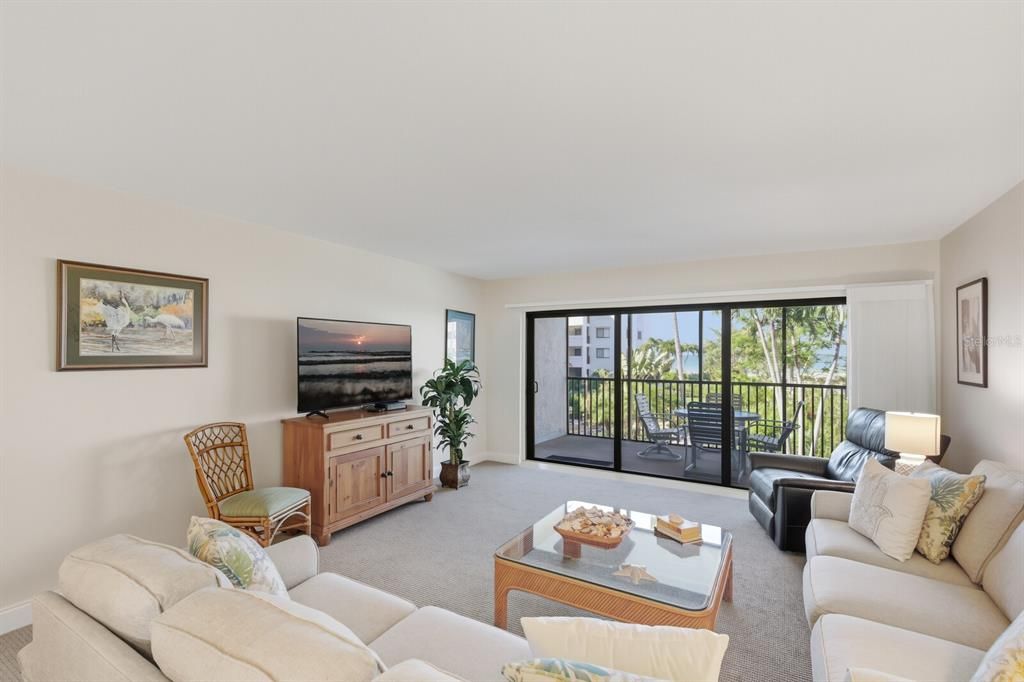 For Sale: $1,285,000 (2 beds, 2 baths, 1326 Square Feet)